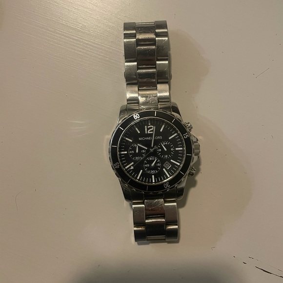 Black face with stainless steel band, extra links included. Batteries are dead. - Picture 3 of 3